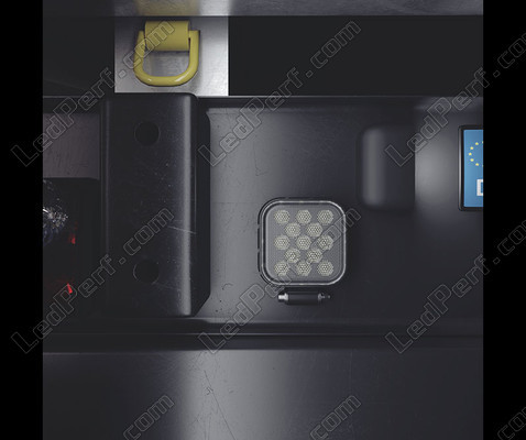 Exemple d'installation avec Feu de recul LED Osram LEDriving Reversing FX120S-WD - Carré