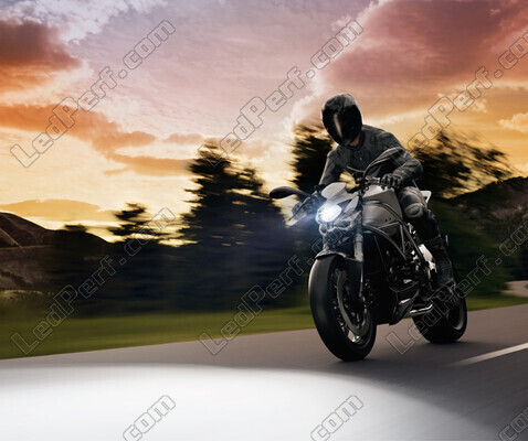 Motorrad auf der Straße ausgestattet mit H7 LED Osram Easy 12V Motorradlampen