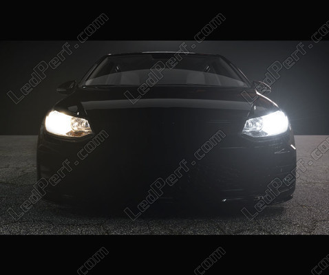 Scheinwerfer für Autos, Vergleich vor und nach dem Einbau des Osram-LEDs H7 XTR.
