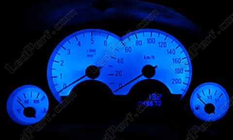 Tacho blau Opel Corsa C Hintergrund von Tacho Weiß