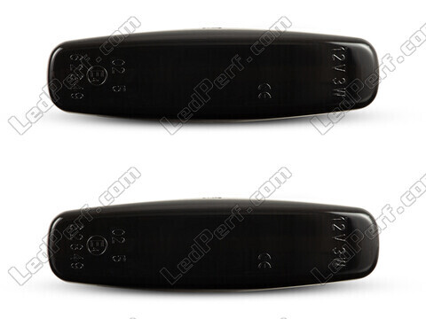 Vue de face des clignotants latéraux dynamiques à LED pour Infiniti Q70 - Couleur noire fumée