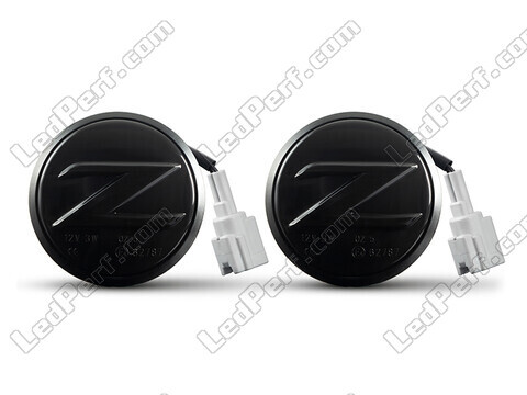 Vue de face des clignotants latéraux dynamiques à LED pour Nissan 370Z - Couleur noire fumée